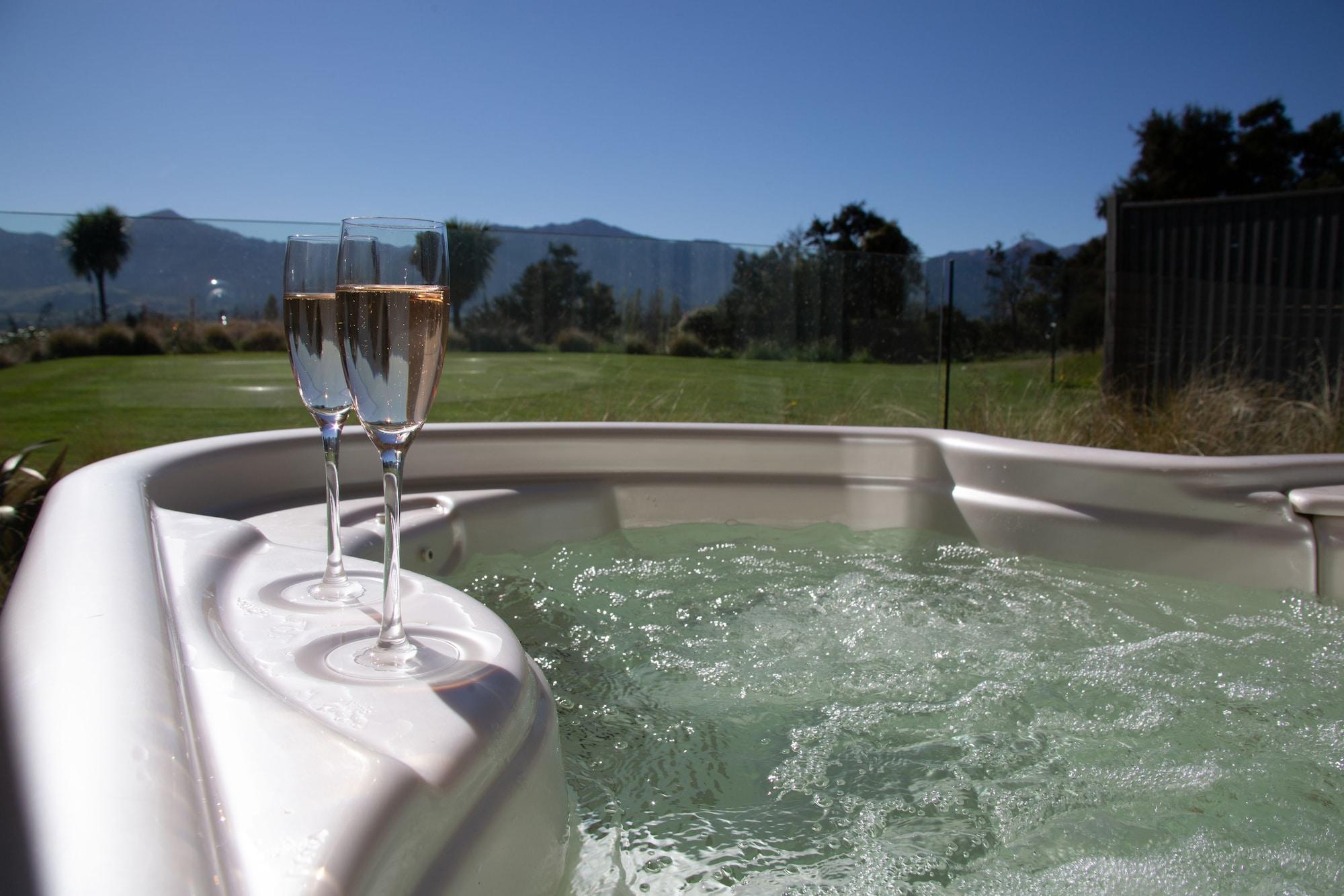 セレクト ブレーマール ロッジ&スパ ハンマー・スプリングス エクステリア 写真 A hot tub