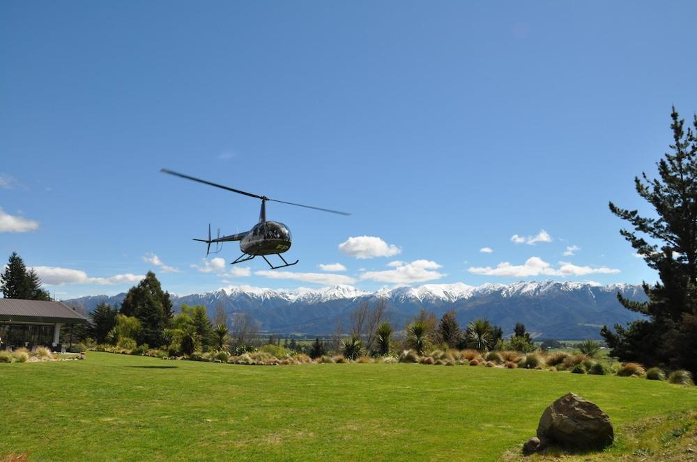 セレクト ブレーマール ロッジ&スパ ハンマー・スプリングス エクステリア 写真 A Robinson R44 helicopter landing at the landing area