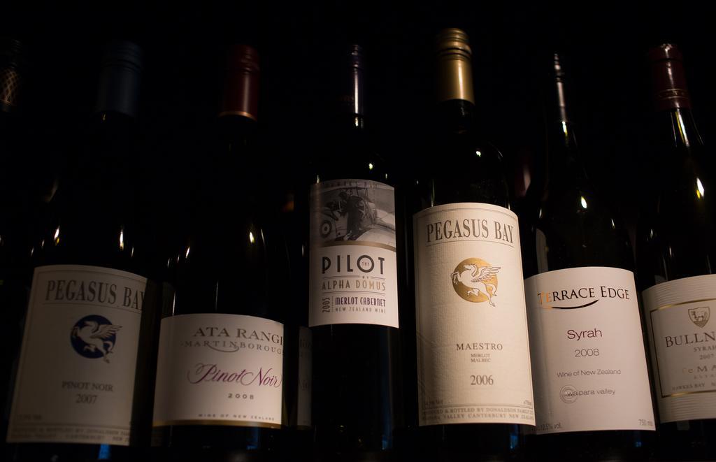 セレクト ブレーマール ロッジ&スパ ハンマー・スプリングス エクステリア 写真 A selection of Oregon Pinot noir