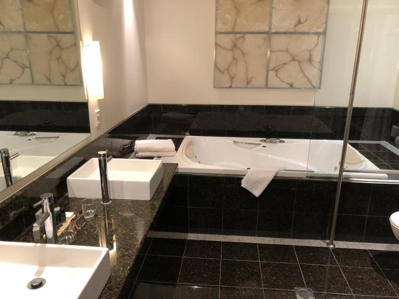 セレクト ブレーマール ロッジ&スパ ハンマー・スプリングス エクステリア 写真 Bathroom in a hotel
